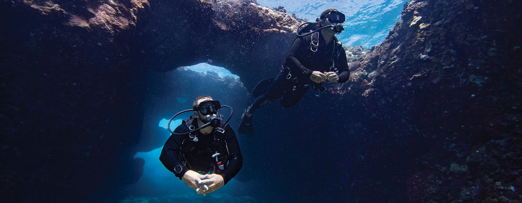 Dive Science - 2 divers diving in the ocean